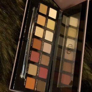 ABH eyeshadow palette + Mystery gift 💕